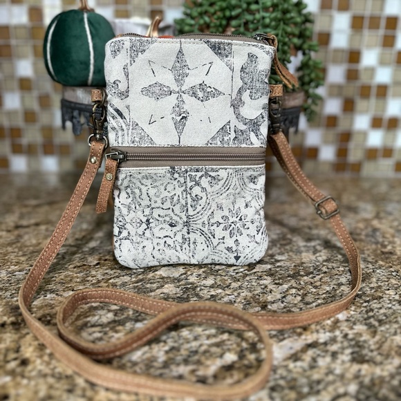 Myra Bag - Picture 1 of 4